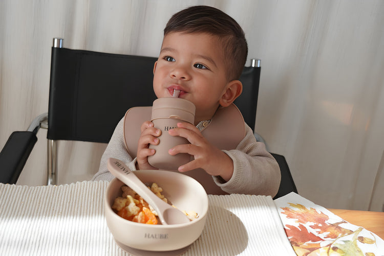 Enfant avec bol ventouse en silicone crème