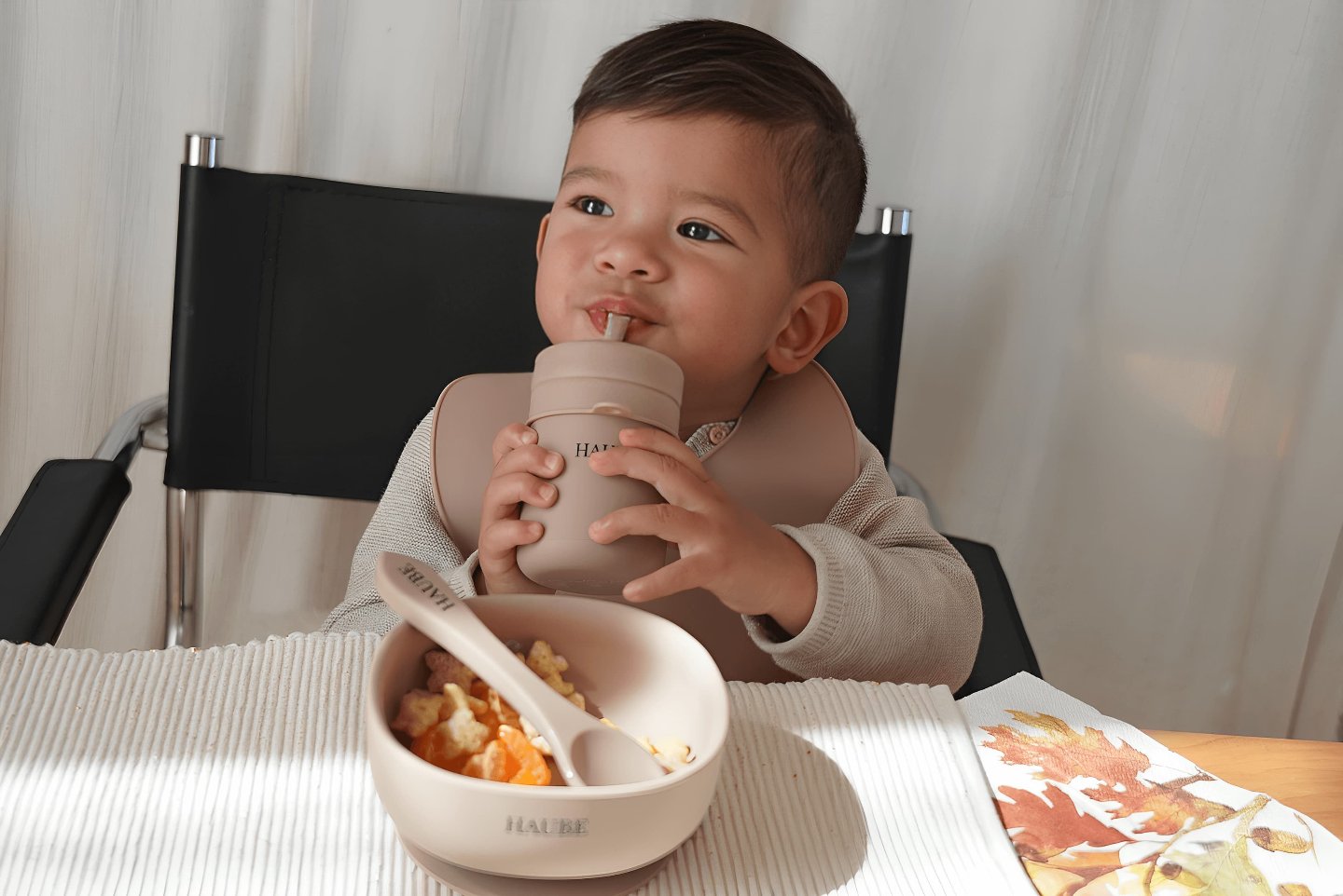 Enfant avec ustensiles en silicone crème