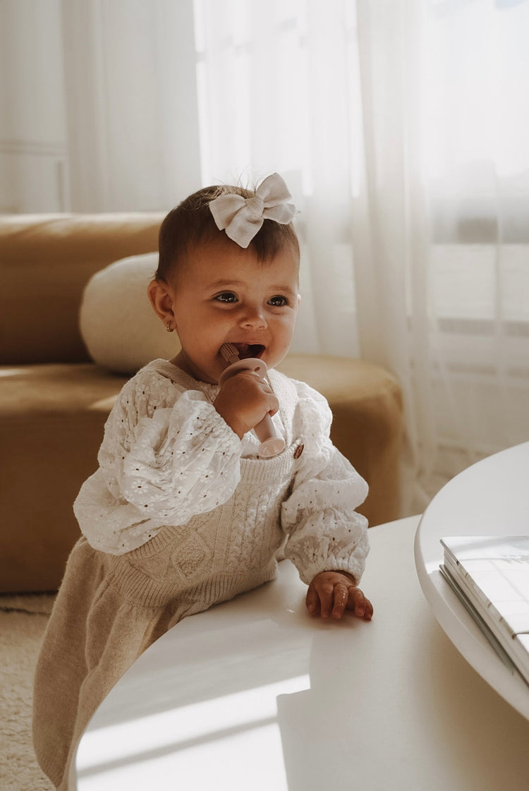 Enfant avec attache suce en silicone bleu