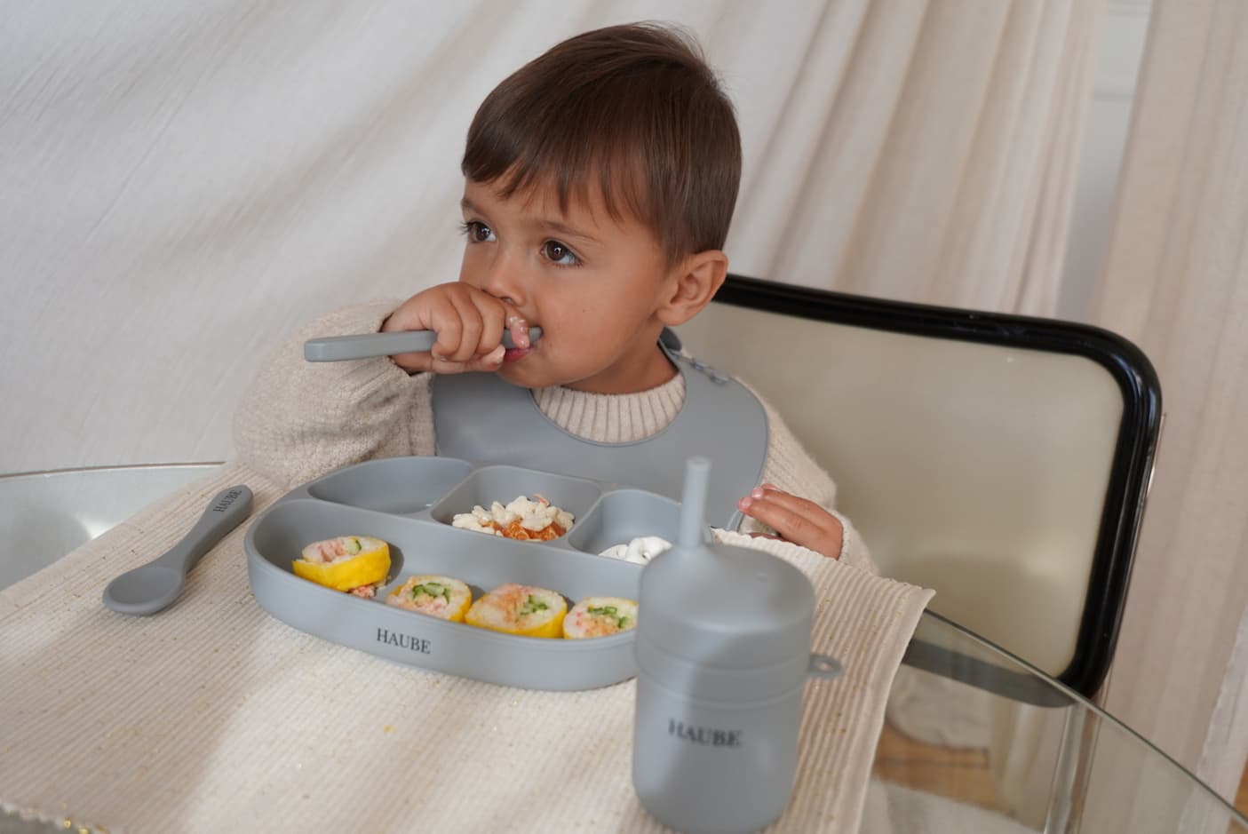 Enfant avec bavoir en silicone trio