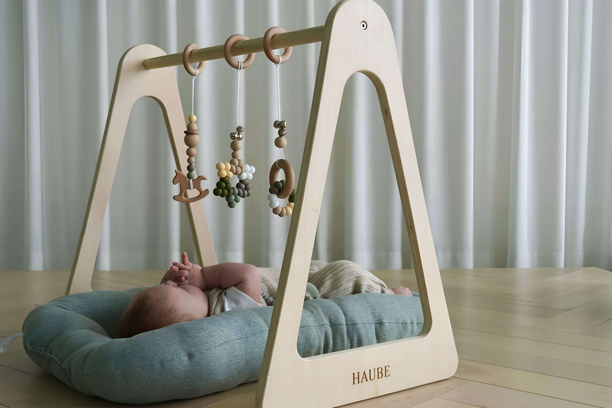 Bébé avec jouets de gymnase en silicone