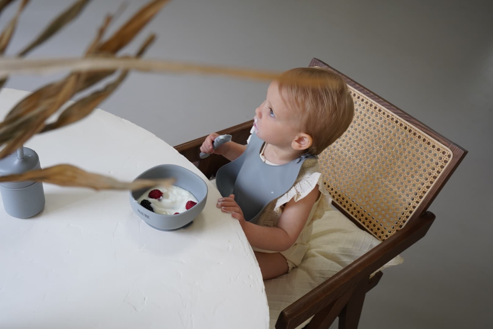 Enfant à table avec assiette ventouse en silicone bleu